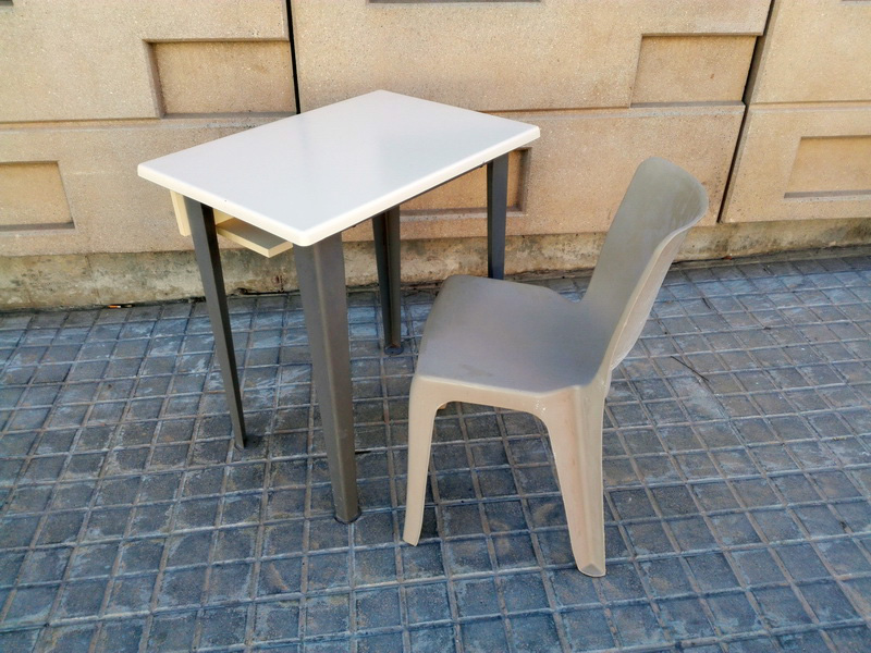 carcel. mesa metal-madera prensada 75.5x69.5x49.5 (24eu.) 1u